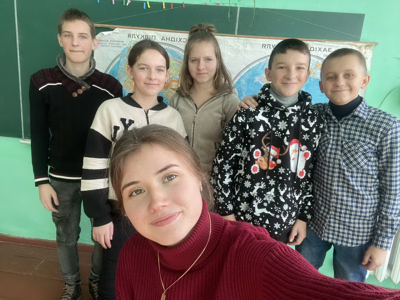 Юлія Будняк із своїми шестикласниками